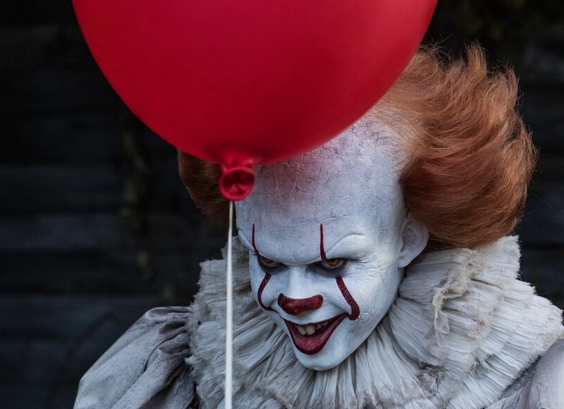 Билл Скарсгард вернётся к роли кровожадного клоуна Пеннивайза в приквеле «Оно»