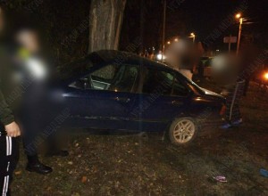 Водитель BMW врезался в дерево в Бендерах