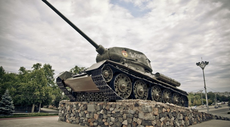 Памятник танк «Т-34» в центре Тирасполя
