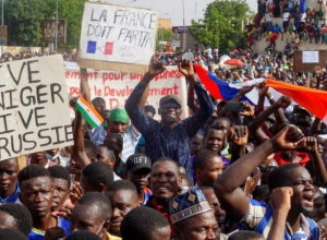 Протесты в Ниггере с русскими флагами и сжиганием французкого флага