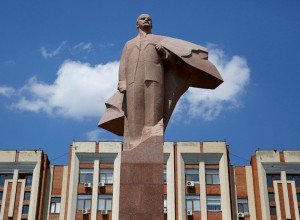 Памятник Ленину В. И. в центре города Тирасполь